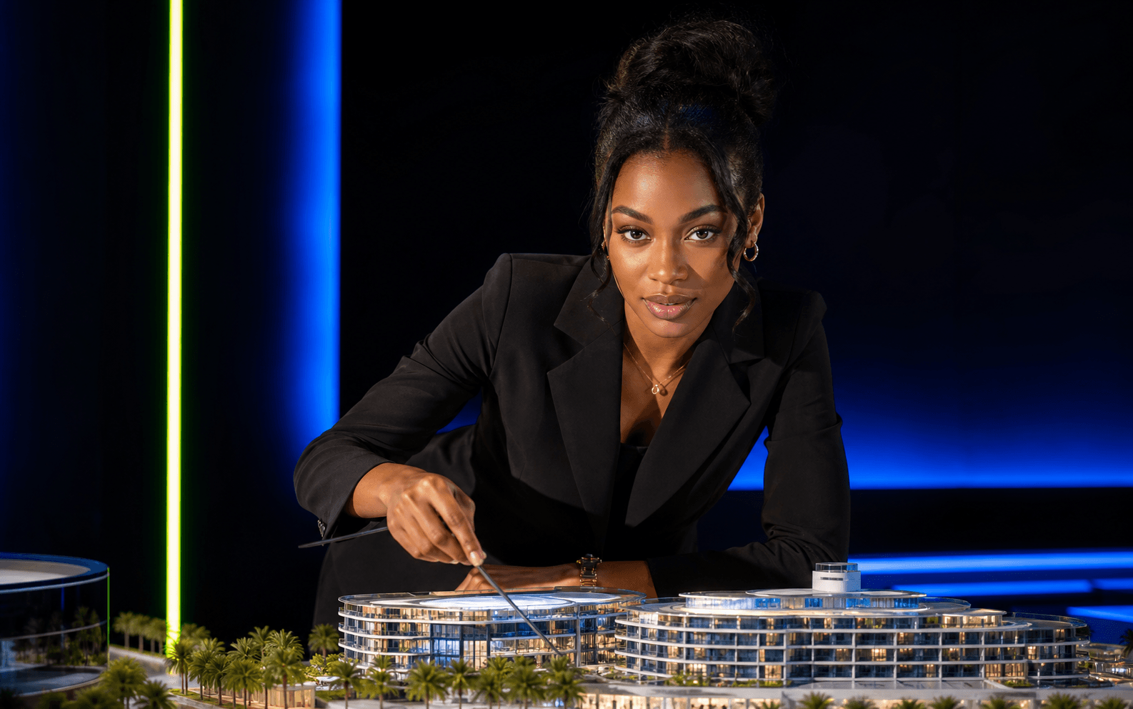 Biladee advisor presenting a UAE real-estate project