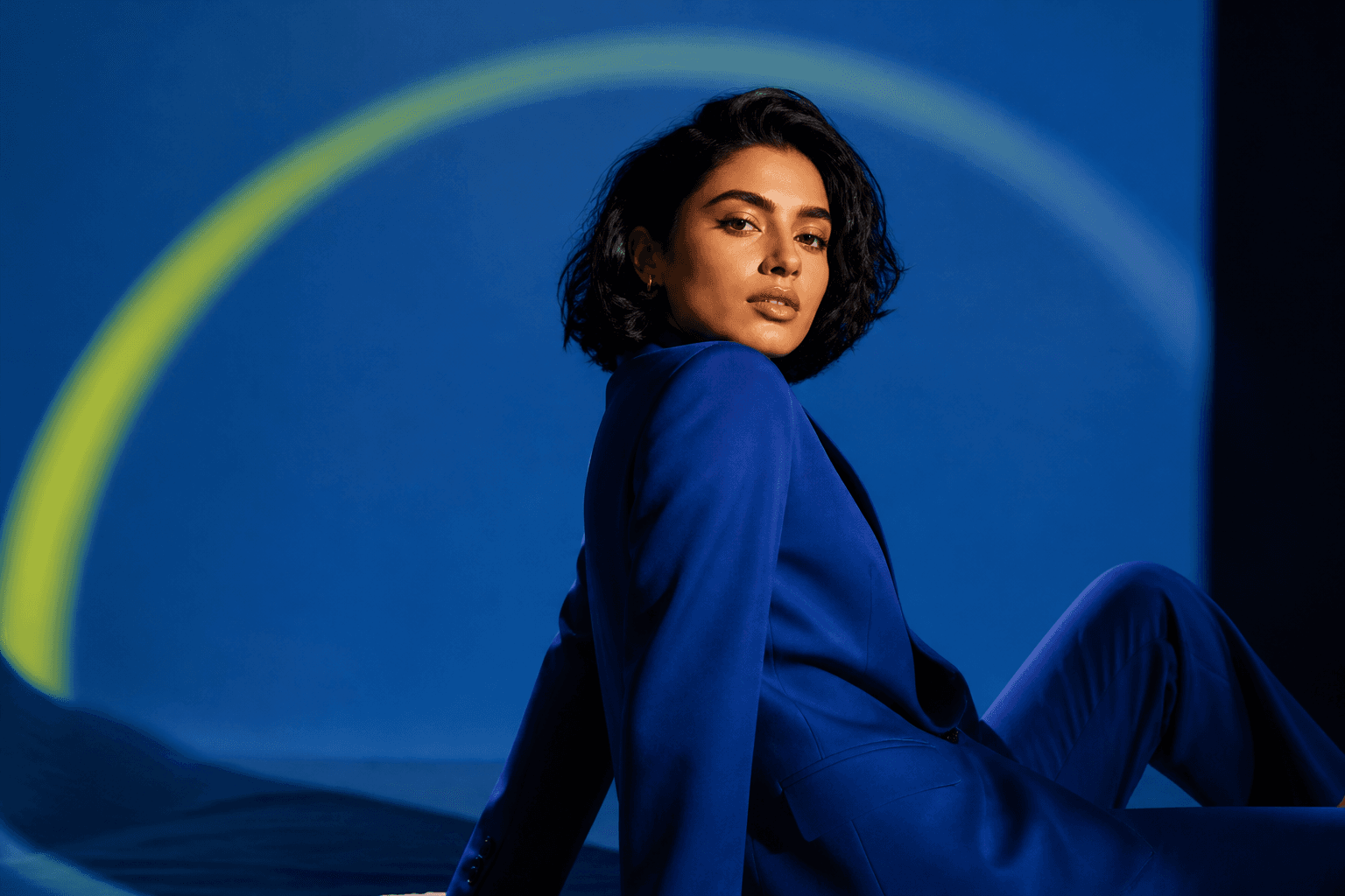 Biladee advisor in a blue editorial studio